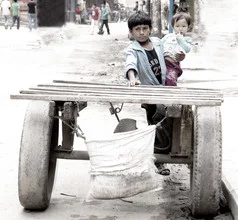 Photo by Momó Díaz: children in Kathmandu joyfully playing and laughing.
