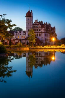 Fotokunst von Martin Wasilewski: Schloss in Basedow mit Spiegelung im Wasser