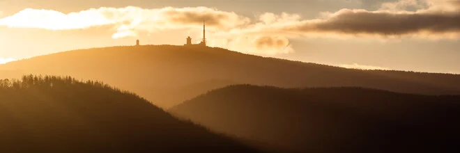 Panoramablick auf den Brocken: Nebel umschließt die herbstlichen Berge