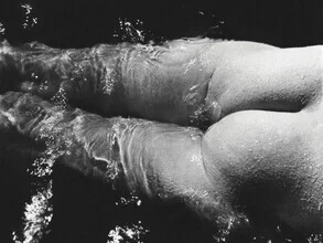 Illustration von Art Classics: monochrome Darstellung einer Aktfigur am Wasser