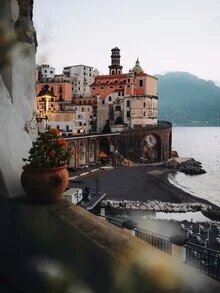 Fotokunst von André Alexander: sanfter Sonnenaufgang über dem Dorf Atrani in Italien.