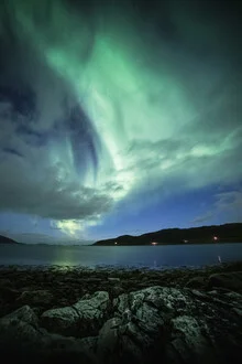 Fotokunst von Sebastian Worm: Aurora über Norwegen mit sternenklarem Nachthimmel.