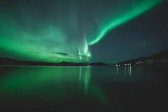 Fotokunst von Sebastian Worm: Nordlichter über einer ruhigen norwegischen Küste
