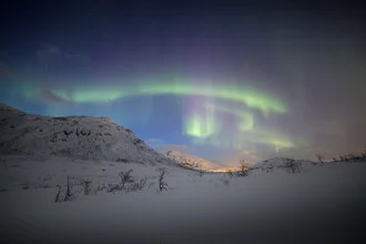 Fotokunst von Sebastian Worm: winterliche Szene mit schneebedeckten Bergen und Polarlichtern