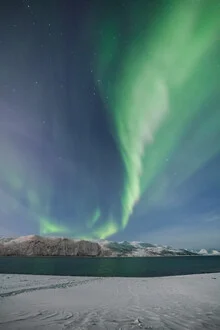 Fotokunst von Sebastian Worm: Mondlicht über schneebedeckten Bergen und Polarlichtern