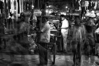 Fotokunst von Jagdev Singh: geschäftige Marktstraße in Delhi bei Nacht