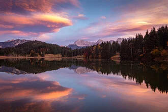 Fotokunst von Martin Wasilewski: Sonnenuntergang über den Alpen mit leuchtendem Himmel.