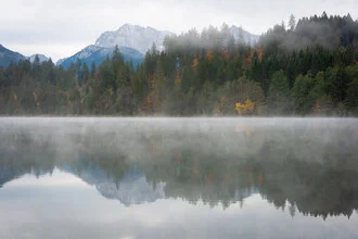 Fotokunst von Martin Wasilewski: herbstlicher Morgen am Barmsee in den Alpen