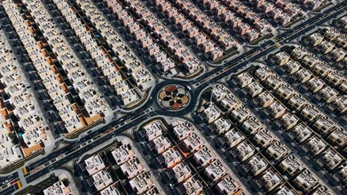 Fotokunst von André Alexander: harmonische Symmetrie eines modernen Dorfes in den VAE