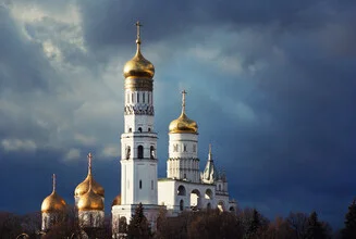 Photo of Moscow: Kremlin and church in evening light, calm and harmonious mood