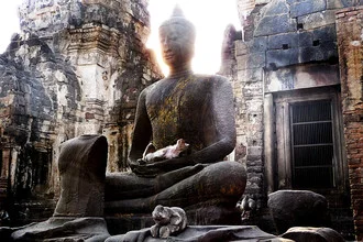 Wandbild eines schlafenden Affen vor einem Buddha-Tempel in Thailand