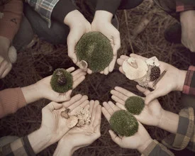 Fotokunst von Erin Kao: Hände sammeln Steine in einer ruhigen Umgebung.