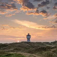 Fotokunst von Jan Becke: Sonnenaufgang am Wasserturm auf Langeoog