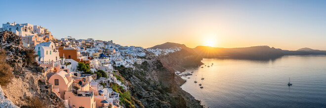 Jan Becke, Sunrise in Oia in Santorini - Greece, Europe)