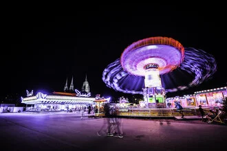 Fotokunst von Michael Schaidler: bunten Lichtern in einer Sommerstadt bei Nacht.