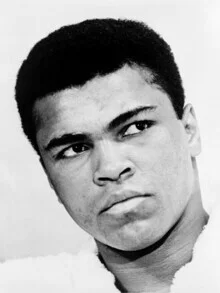 Porträt von Muhammad Ali, ein legendärer Boxer mit einem freundlichen Lächeln.