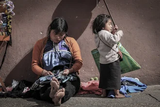 Wall art by Manuel Kürschner: A woman walks barefoot through the streets of San Cristóbal.
