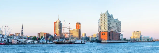 Fotokunst von Jan Becke: Panorama des Hamburger Hafens mit der Elbphilharmonie