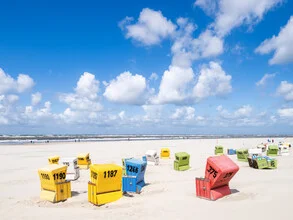 Bunte Strandkörbe auf Langeoog: einladende Farben am Nordseeufer