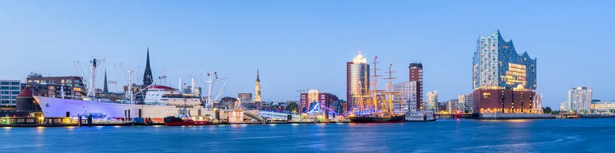Fotokunst von Jan Becke: Hamburger Hafen mit Elbphilharmonie bei Sonnenuntergang