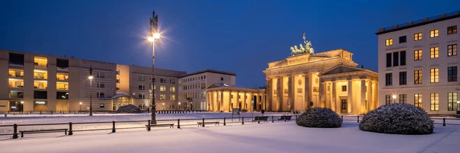 Panoramabild des Brandenburger Tors im Winter mit sanften Schneeflocken
