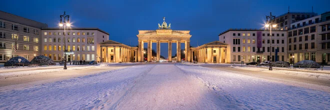 Fotokunst von Jan Becke: Brandenburger Tor im Winter bei Nacht, sanfte Schneedecke.