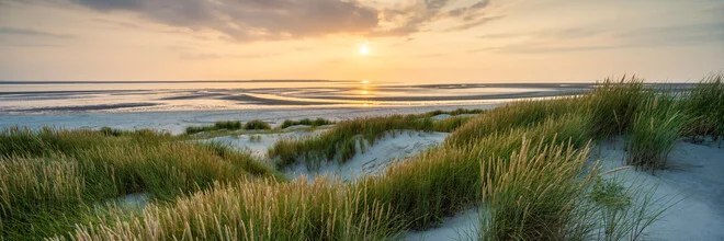 Photo art by Jan Becke: sunset over the dunes with warm light