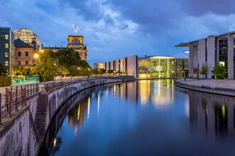 Evening mood in Berlin's government district at Spreebogen with soft lights.