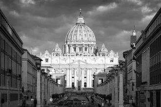 Fotokunst von Jan Becke: Petersdom in Rom, majestätische Architektur und sanfte Lichtstimmung