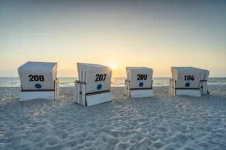 Strandkörbe am Nordseestrand auf Sylt, entspanntes Urlaubsgefühl im Sommer.