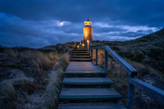 Fotografie des Roten Kliffs mit Leuchtturm bei Nacht auf Sylt