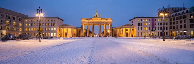 Fotokunst des Brandenburger Tors im Winter, umgeben von Schnee und einem ruhigen Abendhimmel.