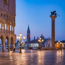 Fotokunst von Jan Becke: Markusplatz in Venedig bei Dämmerung mit sanften Lichtern