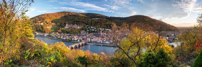 Herbstliche Stadtansicht von Heidelberg mit bunten Blättern und der Alten Brücke.