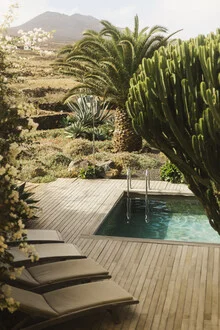 Entspanntes Bild eines sonnigen Hinterhofs mit Pool in Spanien.