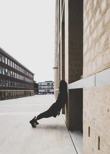Fotokunst von Fahri Sahin Sarimese: Menschen in einer Bibliothek, die Wissen sammeln.