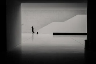Fotokunst von Fahri Sahin Sarimese: ein Mann steht allein in einem minimalistischen Raum.