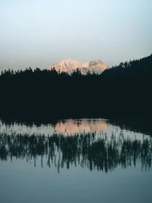 Photo art by Lukas Gleich: soft colors of the blue hour over the mountains