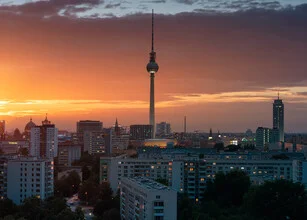 Wunderschöne Fotokunst von Berlin Skyline bei Sonnenaufgang, sanfte Farben am Himmel