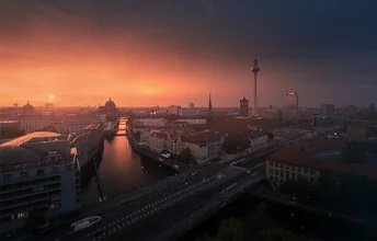 Fotokunst von Patrick Noack: Sonnenaufgang über Berlins Architektur im Stadtbild.