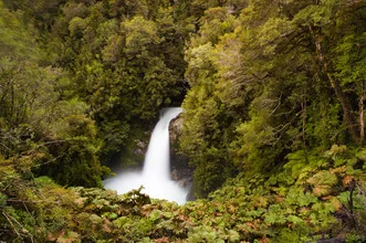 Wasserfall in Chile: Salto Padre Garcia in der grünen Umgebung von Patagonien.