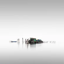 Fotokunst von Ronny Behnert: ruhige Wasserlandschaft mit Nebel und Spiegelung.