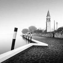 Fotokunst von Ronny Behnert: Nebel über dem Campanile di Sant'Angelo in Venedig