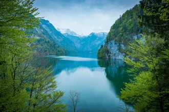 Wunderschöner Abend am Königssee mit Bergen und sanften Wellen