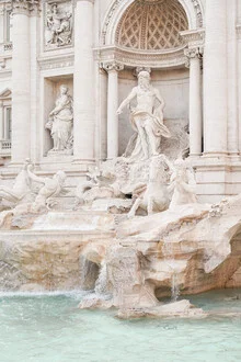 Fotografie der Trevi-Brunnen mit sanften Pastellfarben im historischen Rom.