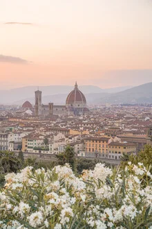 Fotokunst von Henrike Schenk: Sonnenuntergang über Florenz mit Pastellfarben am Himmel