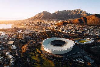 André Alexander, Cape Town stadium touched by first light (Südafrika, Afrika)