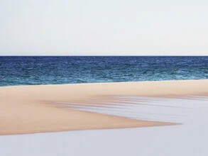 Fotokunst mit sanften Blautönen, die den Ozean und den Himmel darstellen.
