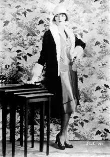Fotokunst von Vintage Collection: Louise Brooks im charmanten Art Deco Stil.