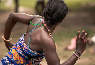 Lucía Arias Ballesteros, Dancer of The Onyame Bekyere Kukyekukyeky Bamboo Orchestra- Assi - Ghana, Afrika)